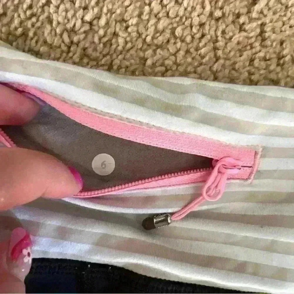 Women's Lululemon black with striped band Capri cropped Leggings size 6 euc - Picture 6 of 7